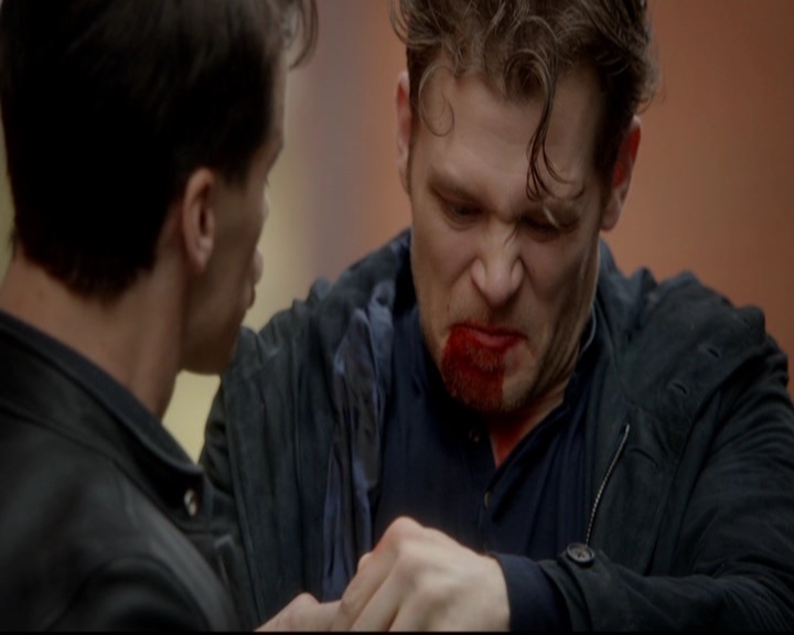 VampireDiariesWorld-dot-nl_TheOriginals_3x18TheDevilComesHereAndSighs0452.jpg