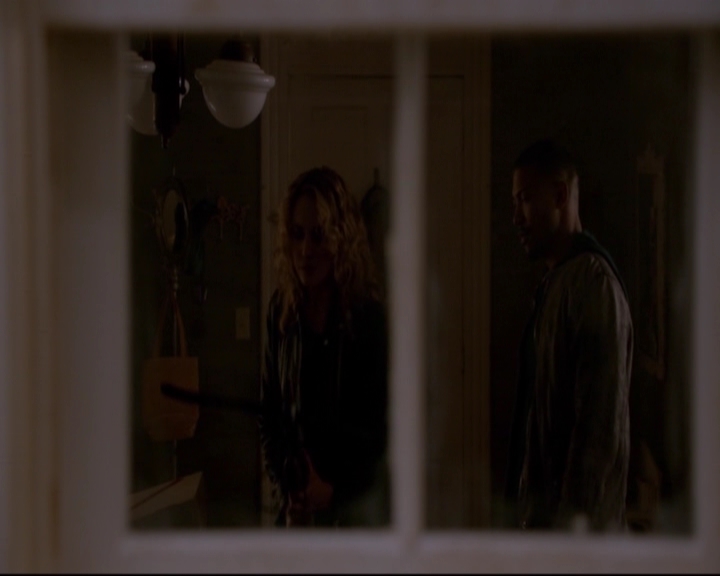 VampireDiariesWorld-dot-nl_TheOriginals_3x17BehindTheBlackHorizon-deletedscenes0205.jpg