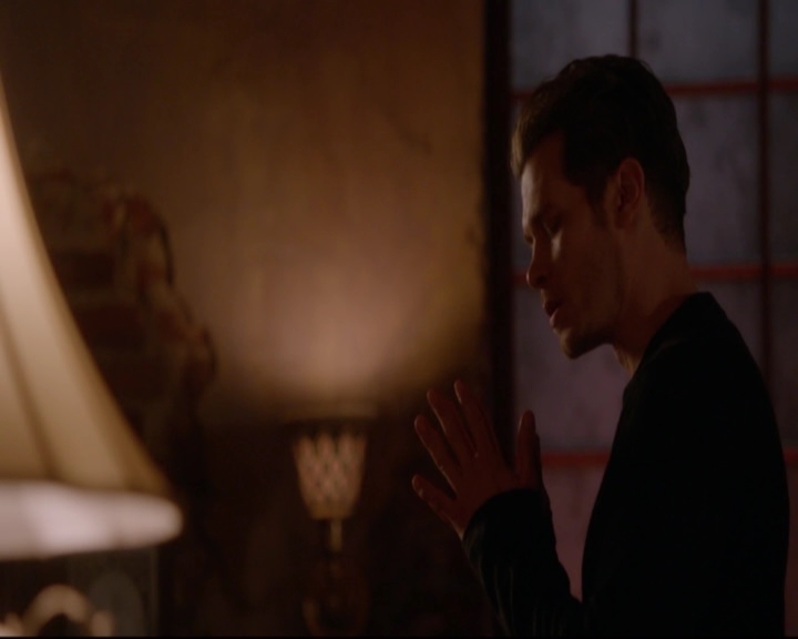 VampireDiariesWorld-dot-nl_TheOriginals_3x18TheDevilComesHereAndSighs-deletedscenes0017.jpg