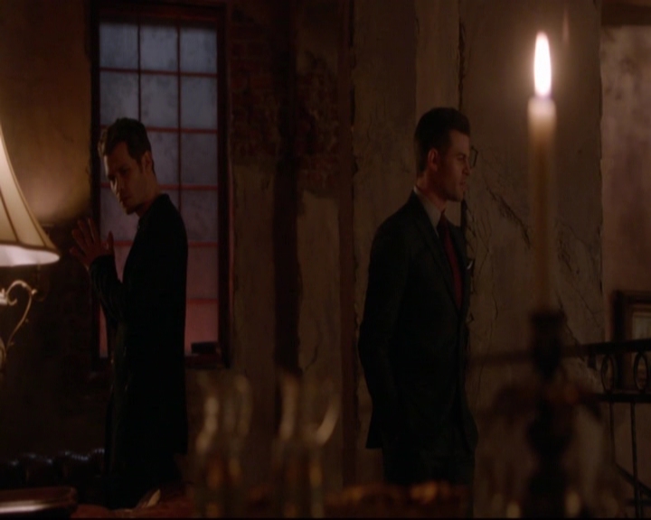 VampireDiariesWorld-dot-nl_TheOriginals_3x18TheDevilComesHereAndSighs-deletedscenes0018.jpg