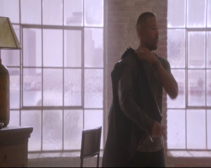 VampireDiariesWorld-dot-nl_TheOriginals_3x18TheDevilComesHereAndSighs-deletedscenes0053.jpg