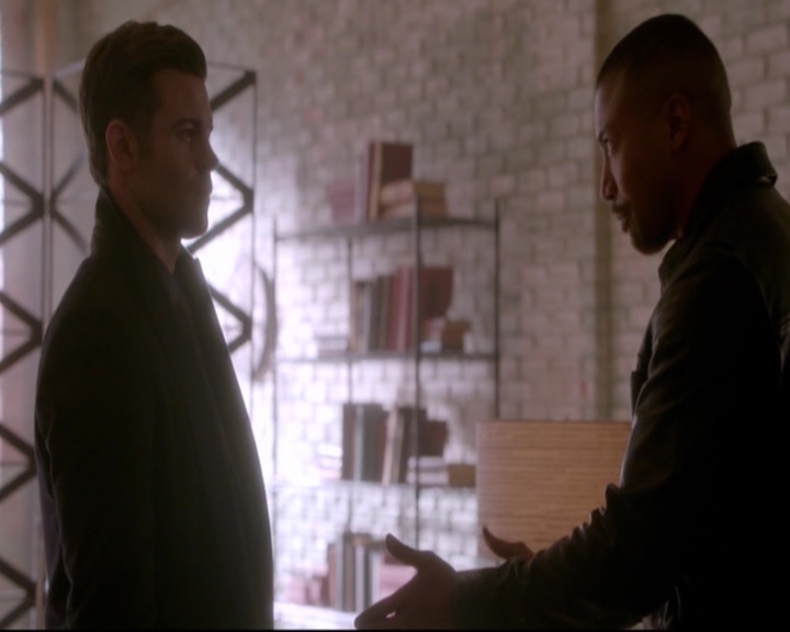 VampireDiariesWorld-dot-nl_TheOriginals_3x18TheDevilComesHereAndSighs-deletedscenes0079.jpg