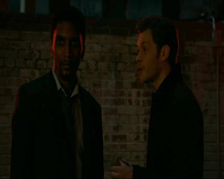 VampireDiaries-dot-nl_TheOriginals4x06BagOfCobras1769.jpg