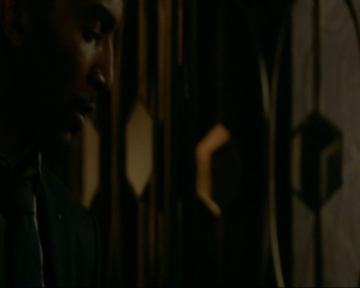 VampireDiaries-dot-nl_TheOriginals4x06BagOfCobras2090.jpg