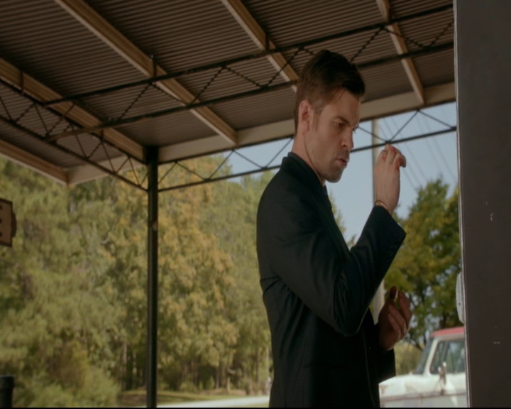 vampirediariesworld-dot-nl_TheOriginals5x03NeMeQuittePas05111.jpg