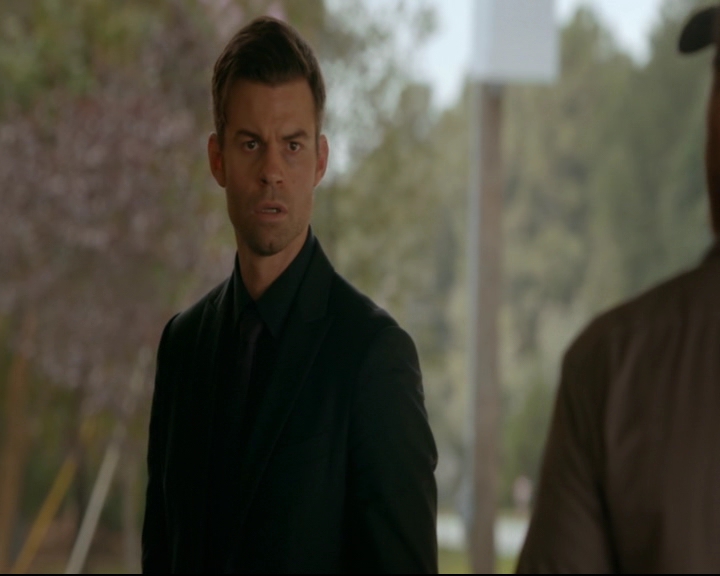 vampirediariesworld-dot-nl_TheOriginals5x03NeMeQuittePas05117.jpg