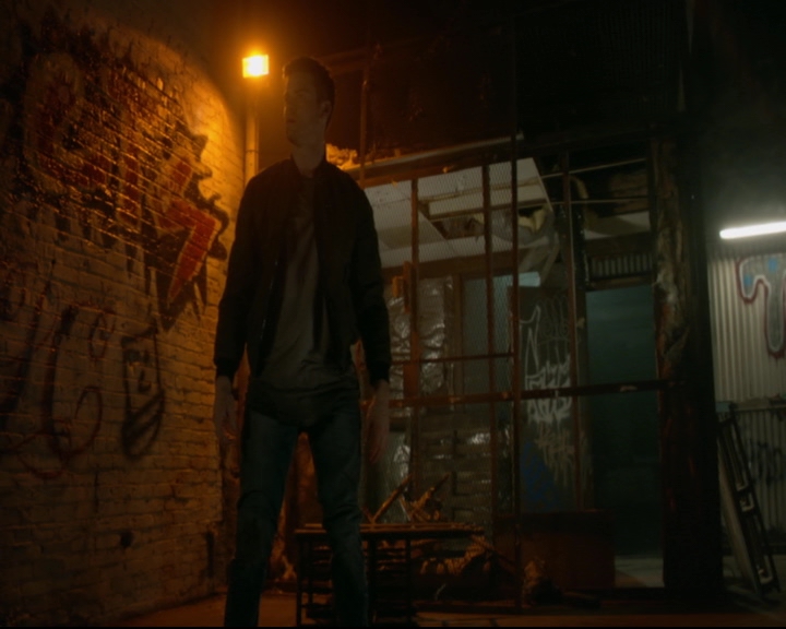 vampirediariesworld-dot-nl_TheOriginals5x03NeMeQuittePas05252.jpg