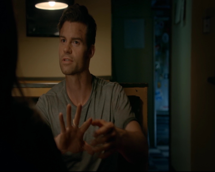 vampirediariesworld-dot-nl_TheOriginals5x03NeMeQuittePas05447.jpg