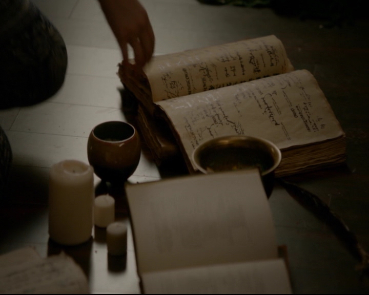 vampirediariesworld-dot-nl_TheOriginals5x04BetweenTheDevilAndTheDeepBlueSea00360.jpg