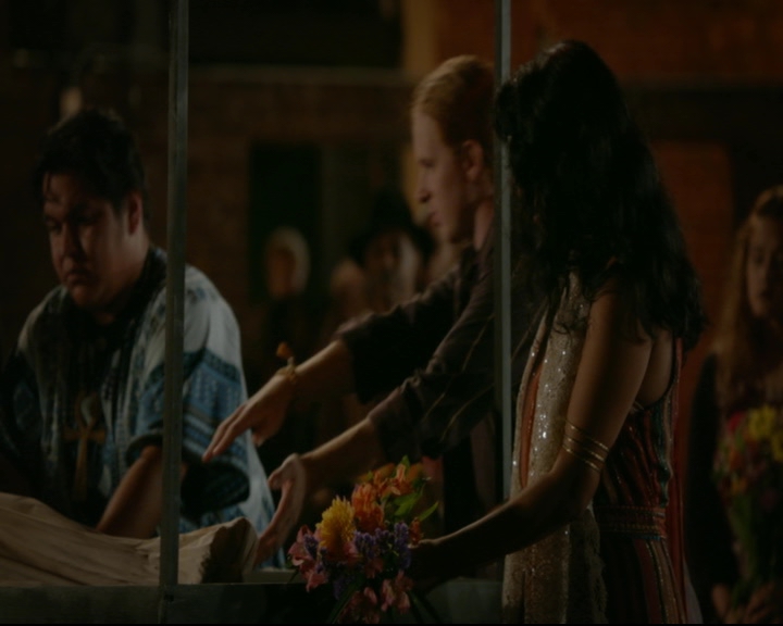 vampirediariesworld-dot-nl_TheOriginals5x04BetweenTheDevilAndTheDeepBlueSea02090.jpg