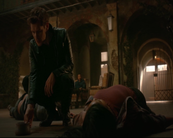 vampirediariesworld-dot-nl_TheOriginals5x05DontItJustBreakYourHeart01928.jpg