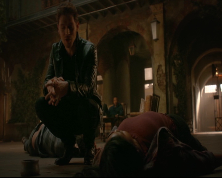 vampirediariesworld-dot-nl_TheOriginals5x05DontItJustBreakYourHeart01930.jpg