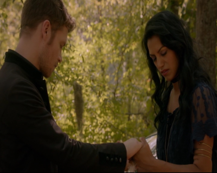 vampirediariesworld-dot-nl_TheOriginals5x07GodsGonnaTroubleTheWater01112.jpg