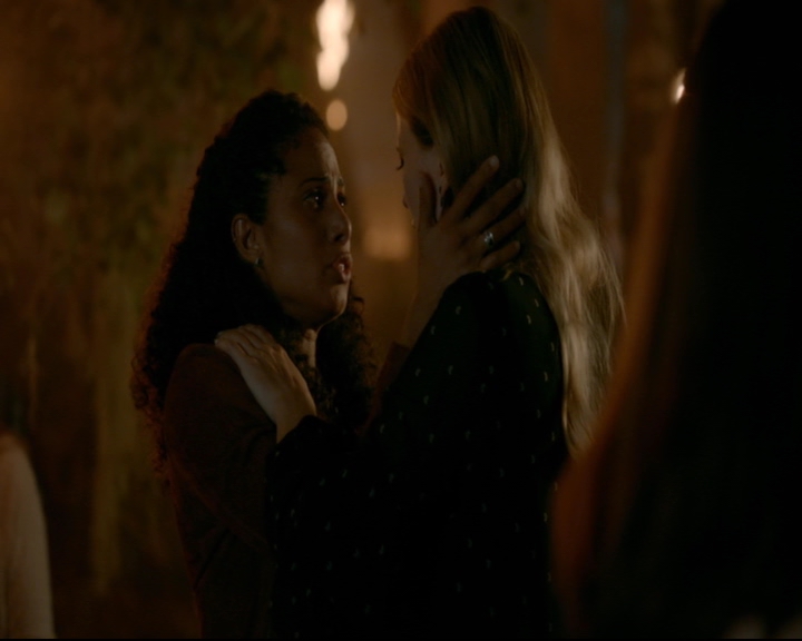 vampirediariesworld-dot-nl_TheOriginals5x07GodsGonnaTroubleTheWater02031.jpg