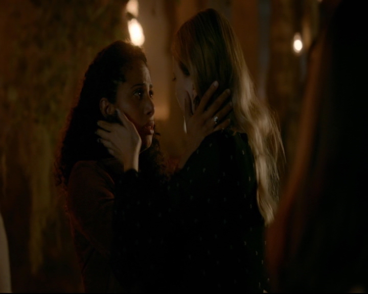 vampirediariesworld-dot-nl_TheOriginals5x07GodsGonnaTroubleTheWater02032.jpg