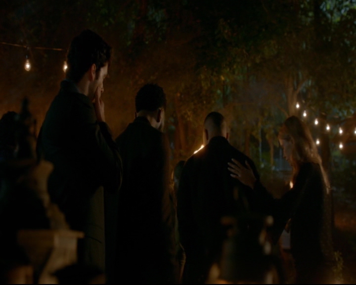 vampirediariesworld-dot-nl_TheOriginals5x07GodsGonnaTroubleTheWater02186.jpg