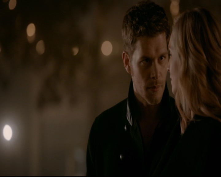 vampirediariesworld-dot-nl_TheOriginals5x12TheTaleOfTwoWolves01901.jpg