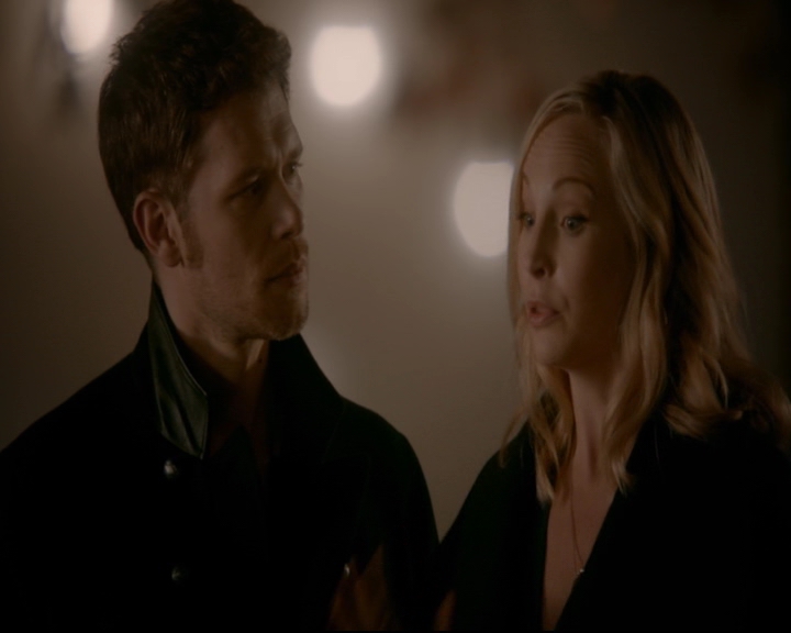 vampirediariesworld-dot-nl_TheOriginals5x12TheTaleOfTwoWolves01912.jpg