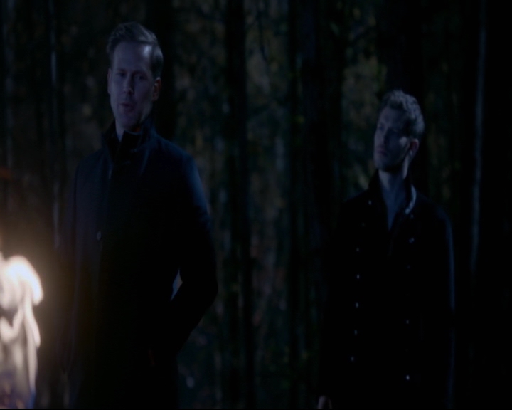 vampirediariesworld-dot-nl_TheOriginals5x12TheTaleOfTwoWolves02300.jpg