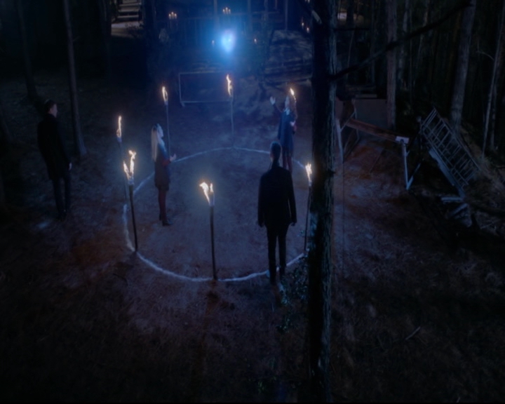 vampirediariesworld-dot-nl_TheOriginals5x12TheTaleOfTwoWolves02318.jpg