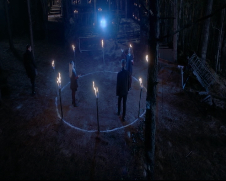 vampirediariesworld-dot-nl_TheOriginals5x12TheTaleOfTwoWolves02319.jpg