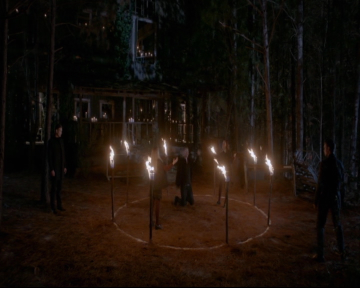 vampirediariesworld-dot-nl_TheOriginals5x12TheTaleOfTwoWolves02335.jpg