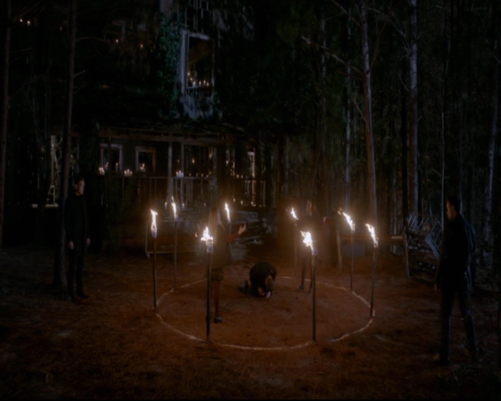 vampirediariesworld-dot-nl_TheOriginals5x12TheTaleOfTwoWolves02336.jpg