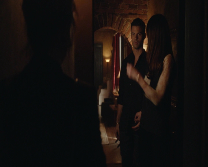 vampirediariesworld-dot-nl_TheOriginals5x05DontItJustBreakYourHeart-deletedscenes00029.jpg