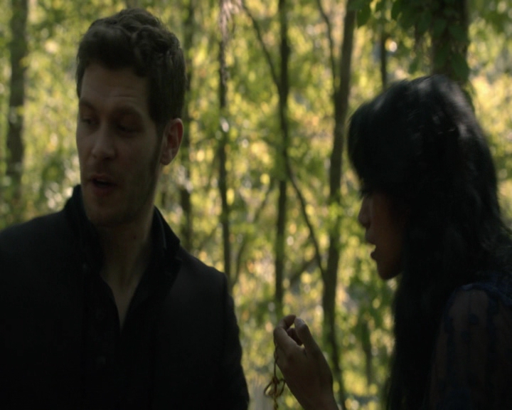 vampirediariesworld-dot-nl_TheOriginalsS5Bloopers00061.jpg
