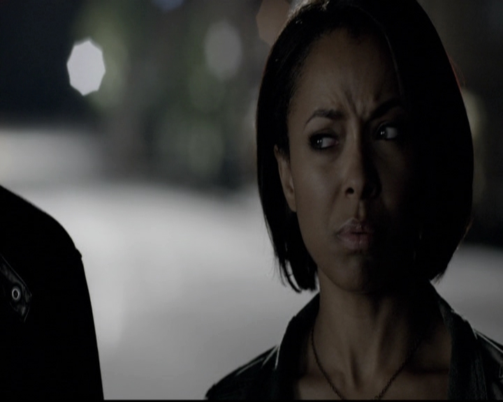 VampireDiariesWorld-dot-nl_6x02YellowLedbetter0100.jpg