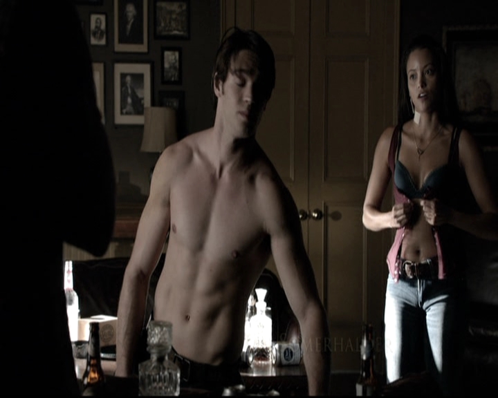 VampireDiariesWorld-dot-nl_6x02YellowLedbetter0137.jpg