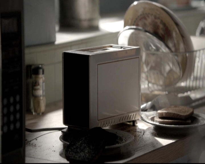 VampireDiariesWorld-dot-nl_6x02YellowLedbetter0169.jpg