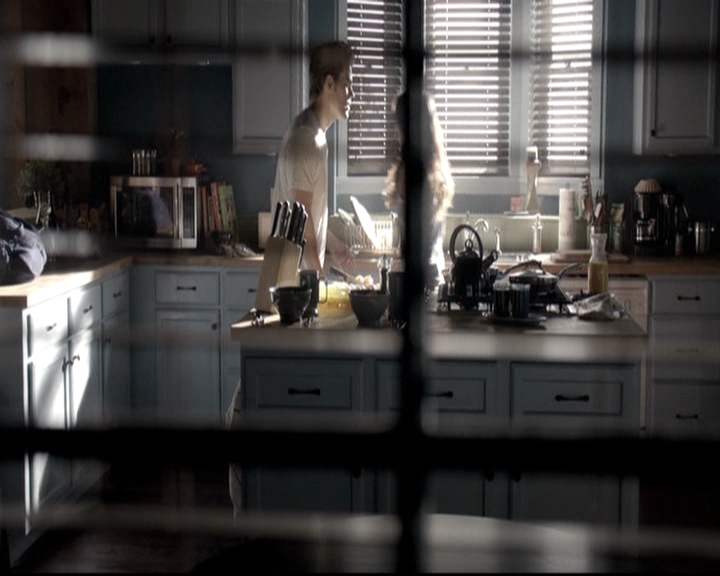 VampireDiariesWorld-dot-nl_6x02YellowLedbetter0205.jpg