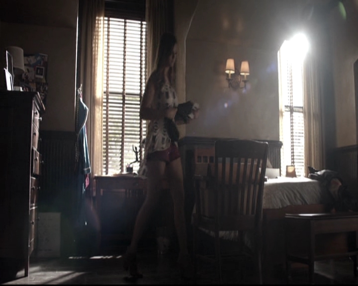 VampireDiariesWorld-dot-nl_6x02YellowLedbetter0281.jpg