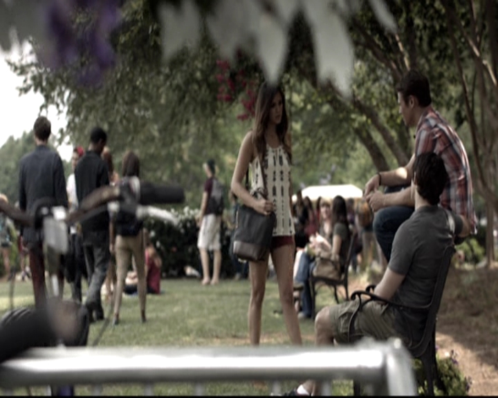 VampireDiariesWorld-dot-nl_6x02YellowLedbetter0300.jpg