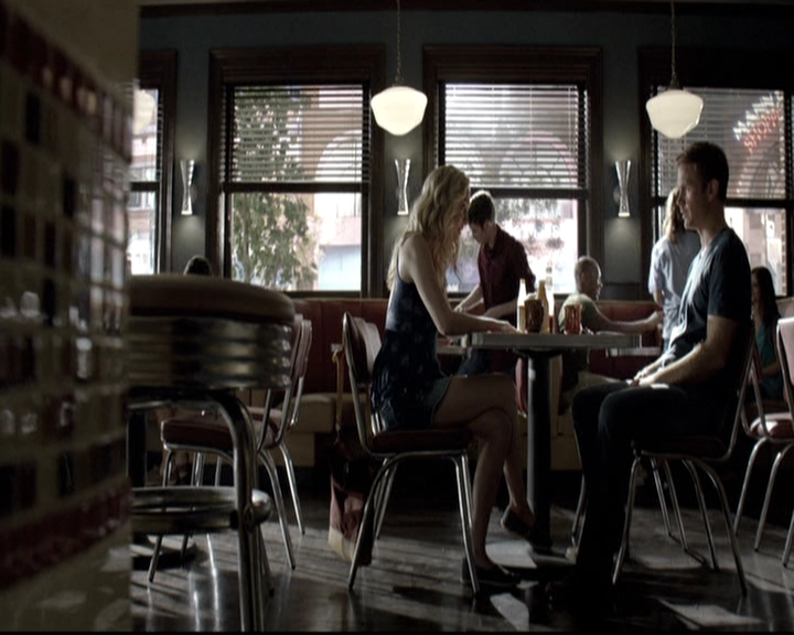 VampireDiariesWorld-dot-nl_6x02YellowLedbetter0319.jpg