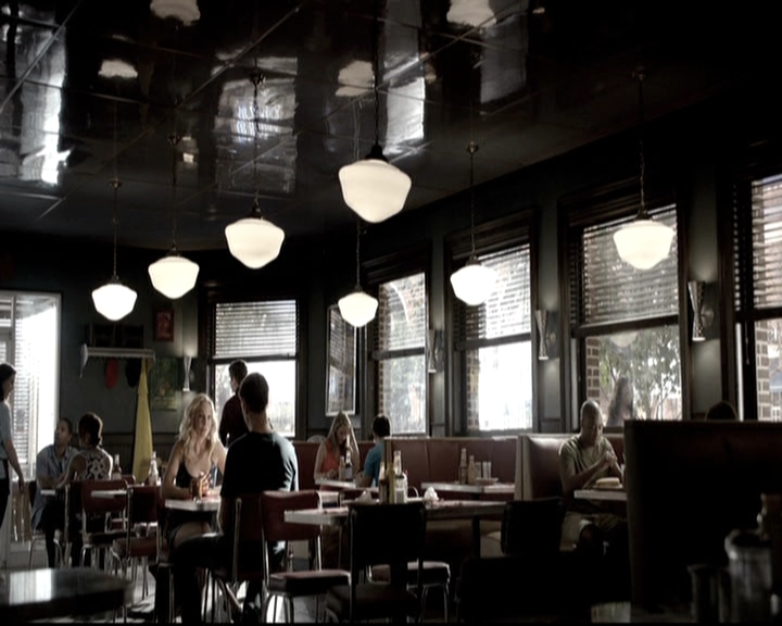 VampireDiariesWorld-dot-nl_6x02YellowLedbetter0324.jpg