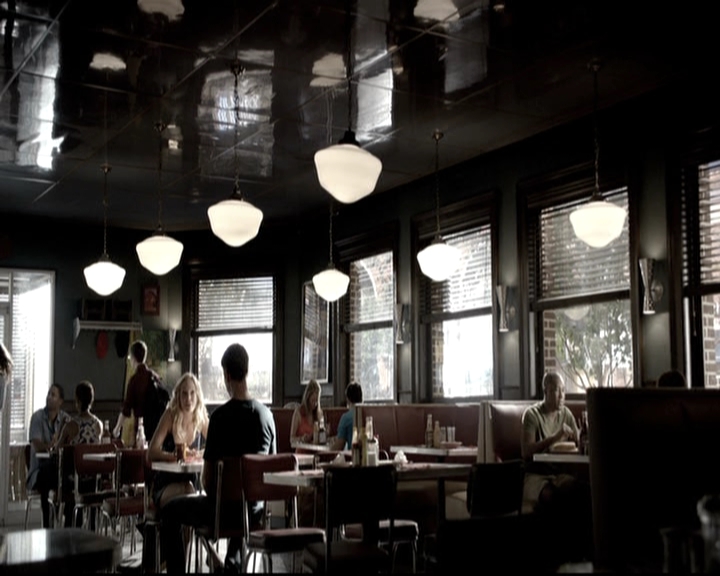 VampireDiariesWorld-dot-nl_6x02YellowLedbetter0325.jpg