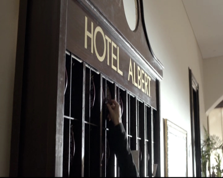 VampireDiariesWorld-dot-nl_6x02YellowLedbetter0339.jpg