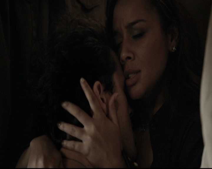 VampireDiariesWorld-dot-nl_6x02YellowLedbetter0357.jpg