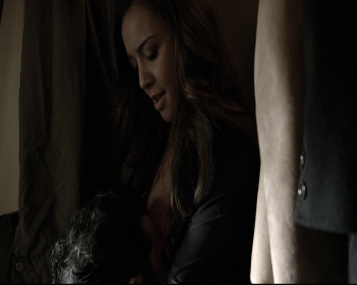 VampireDiariesWorld-dot-nl_6x02YellowLedbetter0369.jpg