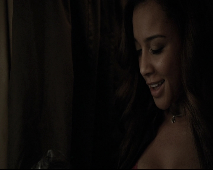 VampireDiariesWorld-dot-nl_6x02YellowLedbetter0378.jpg