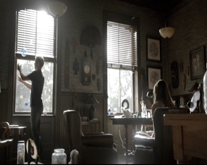 VampireDiariesWorld-dot-nl_6x02YellowLedbetter0401.jpg