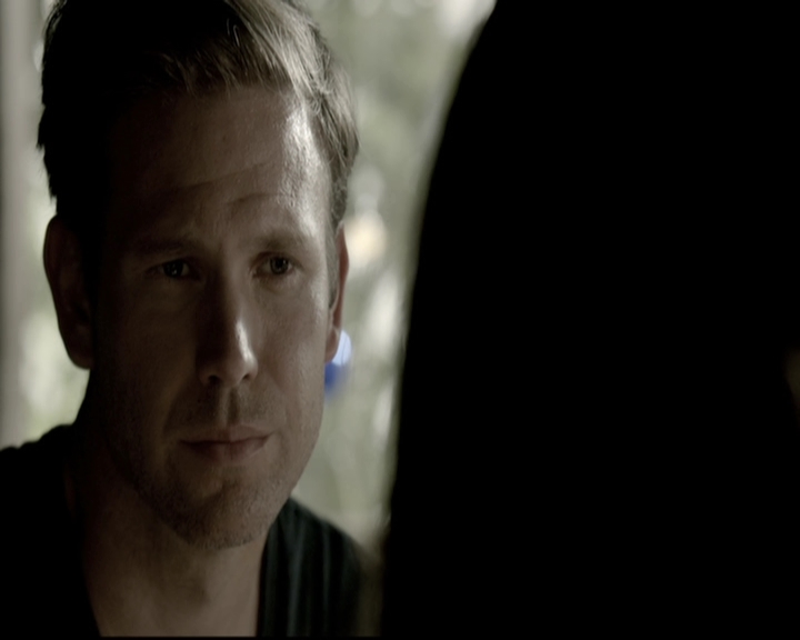 VampireDiariesWorld-dot-nl_6x02YellowLedbetter0542.jpg