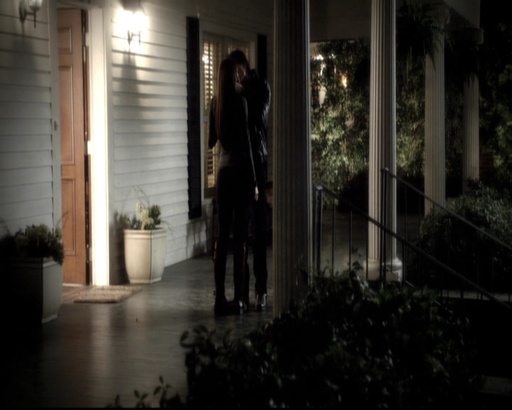 VampireDiariesWorld-dot-nl_6x02YellowLedbetter0638.jpg