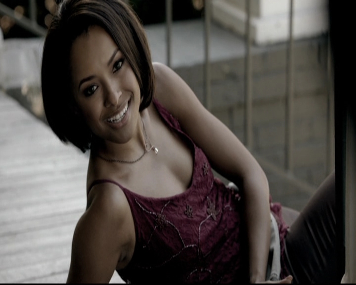 VampireDiariesWorld-dot-nl_6x02YellowLedbetter0690.jpg