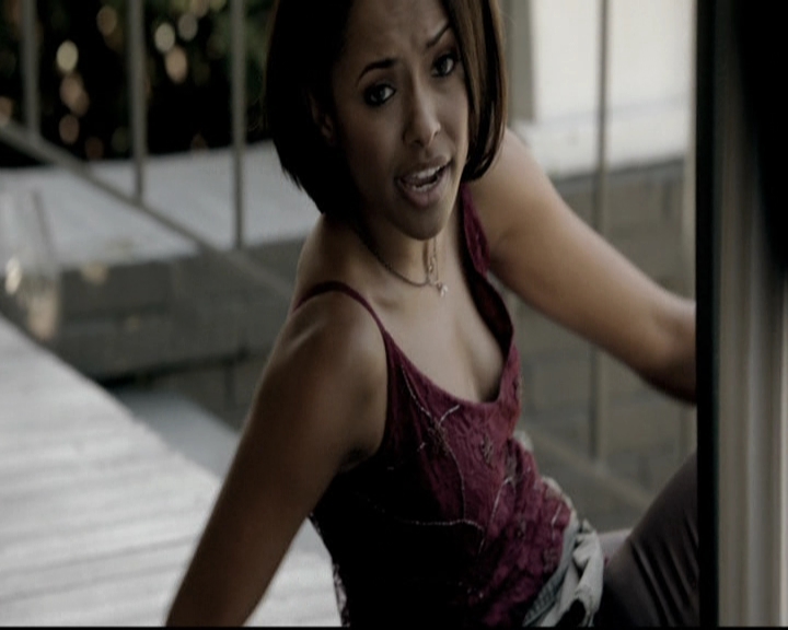 VampireDiariesWorld-dot-nl_6x02YellowLedbetter0697.jpg