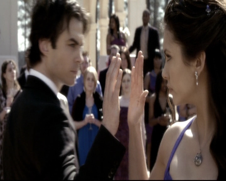 VampireDiariesWorld-dot-nl_6x02YellowLedbetter1223.jpg