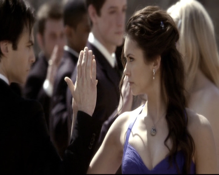 VampireDiariesWorld-dot-nl_6x02YellowLedbetter1224.jpg