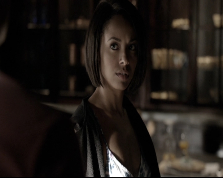VampireDiariesWorld-dot-nl_6x02YellowLedbetter1366.jpg
